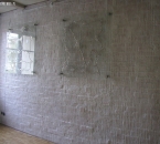 Apartament - ściana s zcegły pokryta woskiem, dekoracje szklane