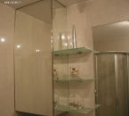 Szafka łazienkowa z drzwiamu lustrzanymi, półki szklane