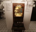 Muzeum Historyczne Miasta Krakowa - Fabryka Schindlera - stemlpownice z blachy rdzewionej z podświetleniem